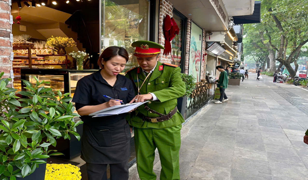 Cảnh sát Trật tự Công an phường Cửa Nam tuyên truyền trực tiếp đến cơ sở kinh doanh nội dung Xử phạt vi phạm bằng hình ảnh “phạt nguội” của CATP.
