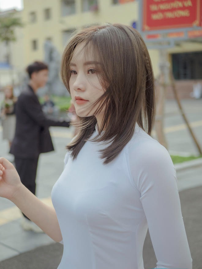 Sự dịu dàng, nét trong trẻo của thiếu nữ Bắc Giang càng được tôn lên khi cô diện trang phục áo dài truyền thống.