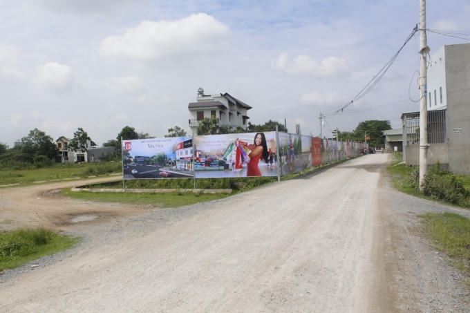Trục đường từ phía sau khu dân cư chạy vào dự án.