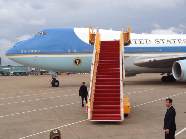 16h10, Tổng thống Obama bước xuống máy bay. Đại diện UBND TPHCM, ông Lê Thanh Liêm, Phó Chủ tịch UBND TP chào đón ông Obama và tặng ông bó hoa hữu nghị. (Ảnh: Dân trí)