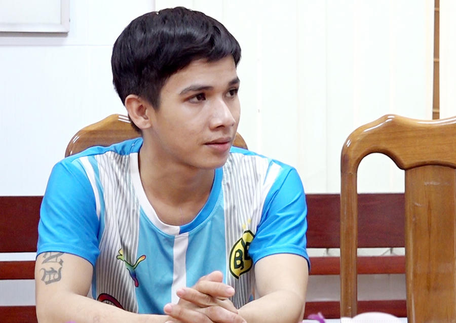 Đối tượng Nguyễn Việt Hồng tại cơ quan Công an.