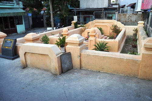 Nằm sâu trong con hẻm ngoằn ngoèo đường số 10 (phường Linh Chiểu, quận Thủ Đức) khu mộ đá của ông Tạ Dương Minh đã gần 130 năm tuổi.