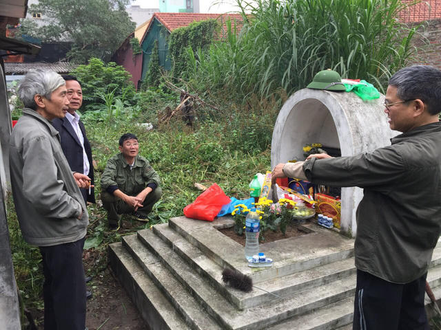 Gia đình ông Quy viếng mộ vào dịp Tết âm lịch năm 2019