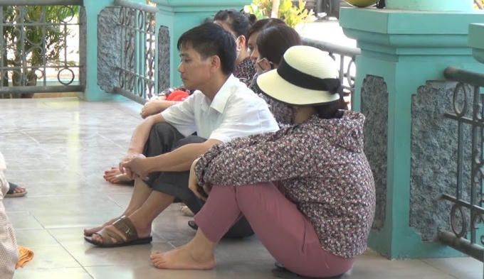 Người nhà nạn nhân đau lòng trước sự ra đi đột ngột của cháu bé.