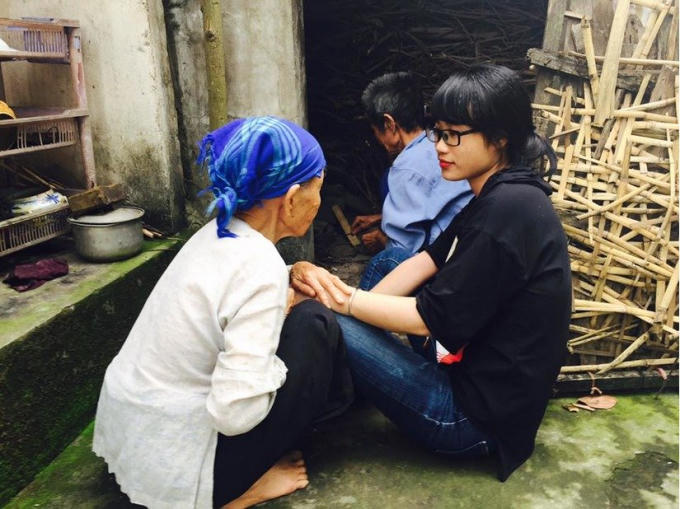 Niềm vui của nhà báo là giúp được những mảnh đời khó khăn. Ảnh: FBNV