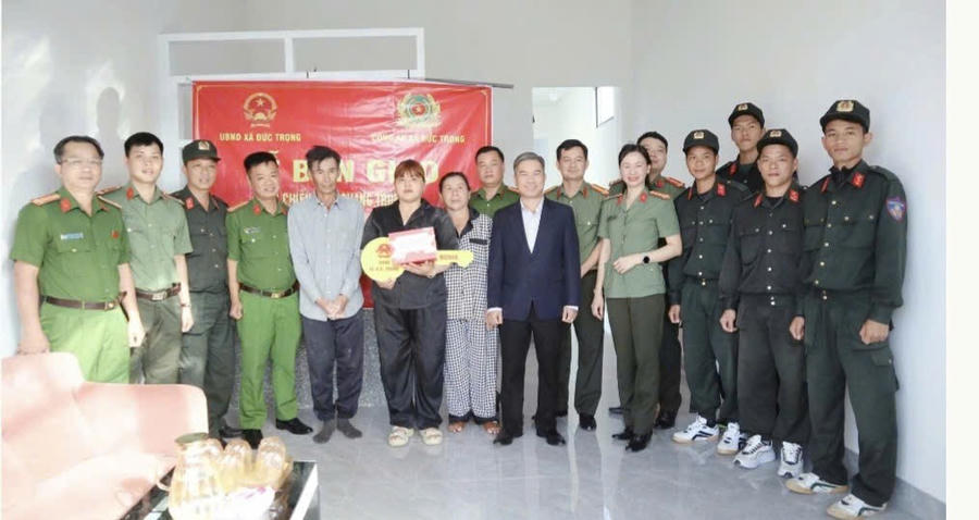 Công an tỉnh Lâm Đồng tổ chức trao nhà được xây dựng trong Chiến dịch Quang Trung cho người dân ở xã Đức Trọng, tỉnh Lâm Đồng. Ảnh: Công an Lâm Đồng