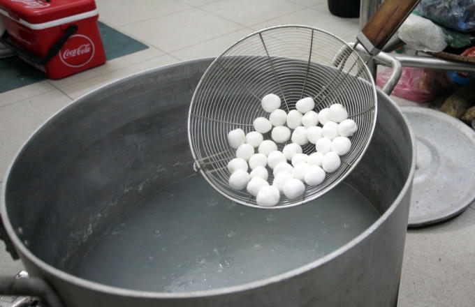 Bánh trôi thả luộc trong nồi nước sôi, khi bánh nổi lên mặt nước vớt ra vừa chín tới. Còn bánh chay khi ăn đổ nước đường lên trên.
