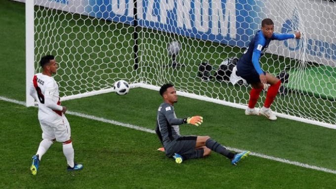Kylian Mbappe ghi bàn khi 19 tuổi 183 ngày. Anh trở thành cầu thủ trẻ nhất của Pháp ghi bàn ở sân chơi World Cup. Kỷ lục cũ thuộc về David Trezeguet thiết lập ở World Cup 1998. Cựu cầu thủ của Juventus ghi bàn vào lưới Ả Rập Xê Út cho Pháp khi 20 tuổi 246 ngày.