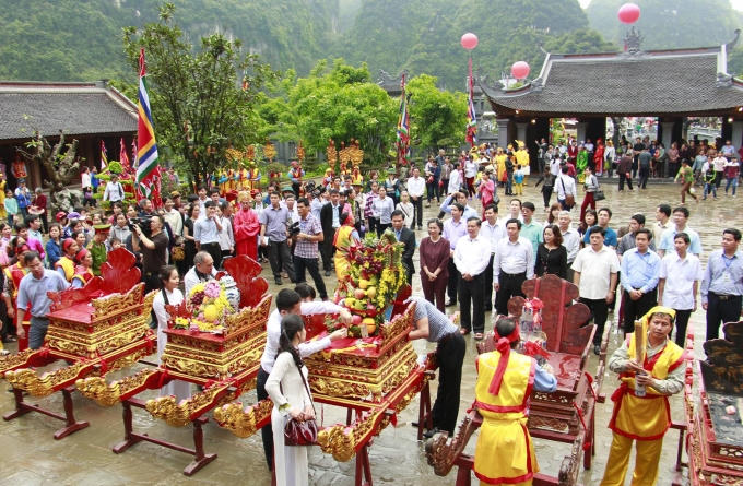 Nghi thức dâng hương.