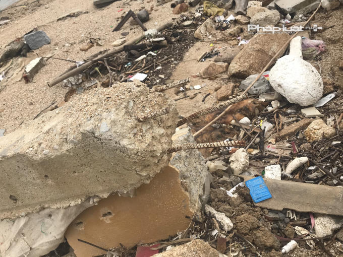 Công trình do BQL đầu tư và xây dựng TP Quy Nhơn làm chủ đầu tư. Đơn vị thi công dự án là Công ty TNHH Thanh Huy. Dự án sau điều chỉnh là gần 12 tỷ đồng. Theo thiết kế, kè bảo vệ có chiều dài 628,5m Đặc biệt, sau bão số 5, hàng trăm m2 kè công trình bị đứt gãy, xô lệch, sụt lún, trong đó có nhiều đoạn nền dầm ngang bờ kè này bị sóng đánh gãy đứt.