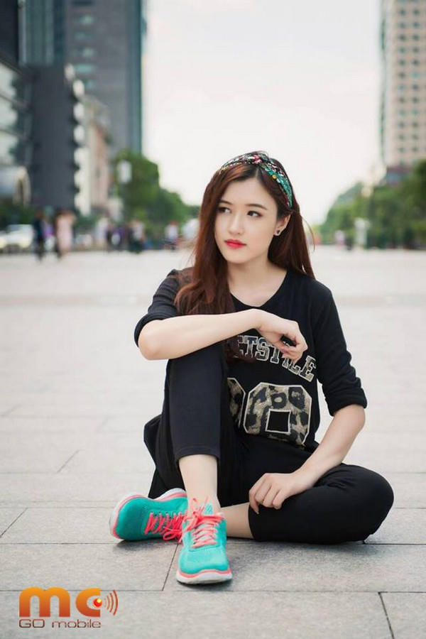 Hot girl xinh đẹp hiện đang theo đuổi showbiz tại Sài Gòn. Hot girl 9X từng tham gia Hoa khôi Sinh viên Hà Nội (Imiss Thăng Long) 2014 và đạt giải Miss Dạ hội. Tháng 10 vừa qua, Phương Chi cũng tham gia cuộc thi tài sắc King &amp; Queen cho NPH MCCorp tổ chức và lọt vào Top 20 cuộc thi. Mong muốn của cô là được trở thành đại sứ gMO “made in Việt Nam” 100% Võ Lâm 69.