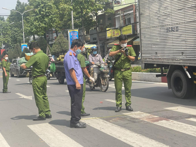 H1.Cơ quan chức năng VKSDN tỉnh và cơ quan Cảnh sát Điều tra Công an tỉnh Đồng Nai đang khám nghiệm hiện trường truy vết đối tượng.