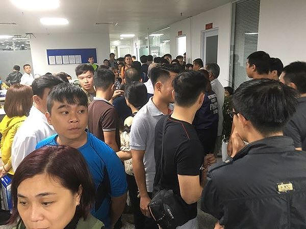 Cũng liên quan đến vấn đề chủ đầu tư chậm cấp sổ đỏ, mới đây, hàng trăm người dân tụ tập tại công ty Hoàng Nhất Nam (Đà Nẵng) suốt đêm đòi sổ đỏ.