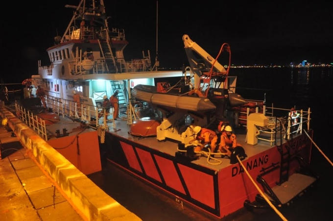 Tàu SAR 412 cập cảng đưa thi thể thuyên viên nước ngoài về đất liền và bàn giao cho cơ quan chức năng.