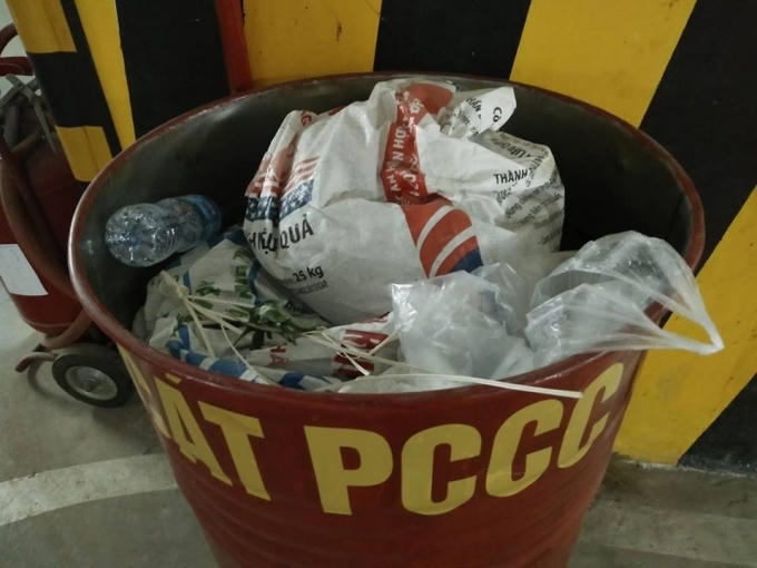 Thùng cát PCCC biến thành thùng rác