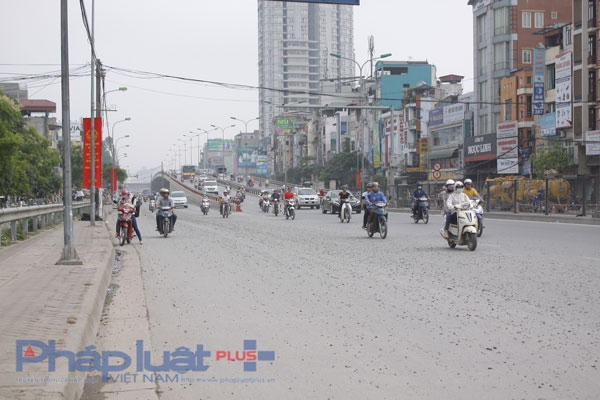 Một số phương tiện phải dừng lại vì trơn trượt rất có thể xảy ra tai nạn.