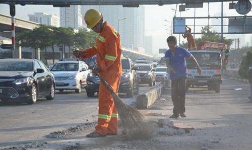 Nhân viên cầu đường dọn dẹp hiện trường.