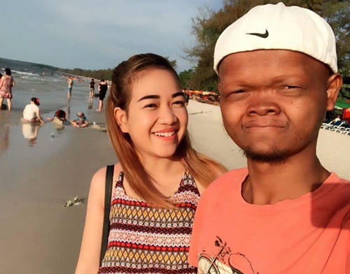 Những hình ảnh tình cảm của cặp đôi được cô gái - nickname Kwan Dii Kwan Dii - chia sẻ trên trang Facebook của cô. Cô còn tình cảm viết "Em yêu anh" đi kèm những bức ảnh này.