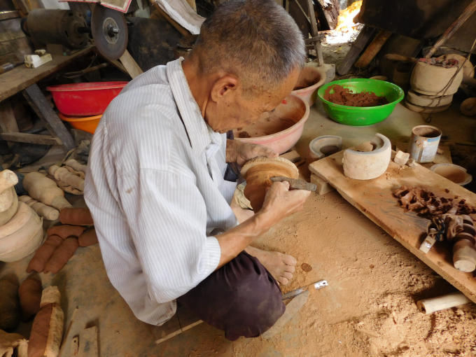 Công đoạn tạo khuôn quan trọng để cho ra một mẫu mã đồ đồng.