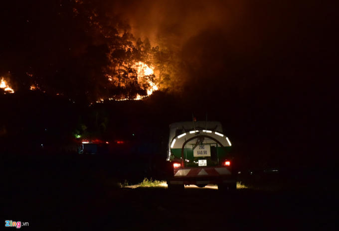 Do khu vực cháy rừng xa với nguồn nước nên việc chuyển nước chữa cháy rất khó khăn. Nhiều xe chữa cháy không thể lên núi chữa cháy được nên chỉ tập trung ở chân núi phòng sự cố lửa lan đến nhà dân. UBND huyện Sóc Sơn huy động khoảng 2.000 người (lực lượng công an, quân đội, kiểm lâm, phòng cháy chữa cháy) để dập lửa liên tục suốt 11 giờ.
