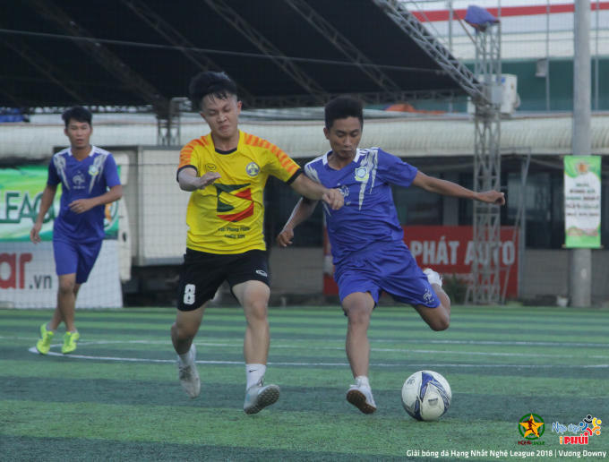 Trận đấu giữa FC Thành Vinh (áo vàng) và FC  Đô Lương (áo tím).