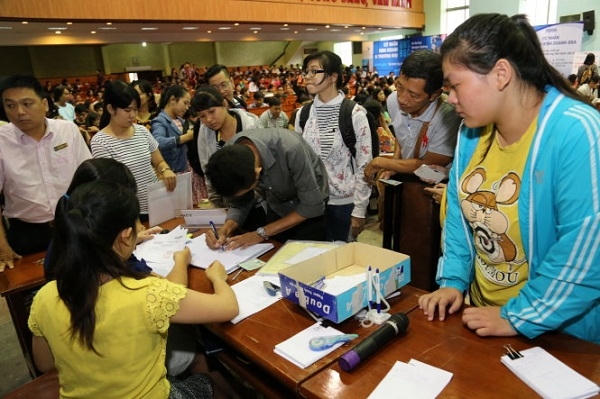 Thí sinh và phụ huynh đến nộp hồ sơ xét tuyển vào trường ĐH Kinh tế TPHCM trong kỳ tuyển sinh năm 2015. Ảnh: Như Hùng.