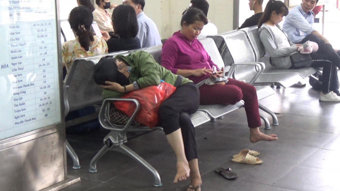 Nhiều người tỏ ra vô cùng mệt mỏi về việc chờ mua vé về quê nghỉ lễ 30/4.