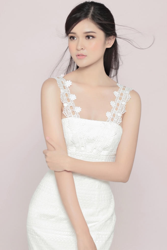 Bên cạnh đó, người đẹp còn kết hợp nhiều kiểu tóc, khi thì xõa tự nhiên, khi thì vấn cao.