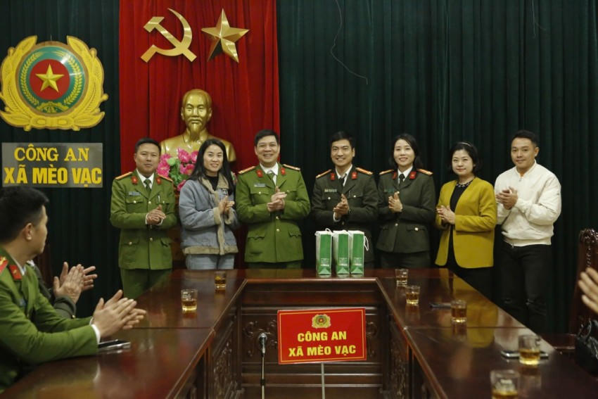 Đoàn công tác đến thăm, chúc Tết, tặng quà Công an xã biên giới Mèo Vạc, tỉnh Tuyên Quang.