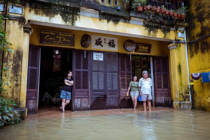 Một tiệm hàng lưu niệm trên đường Nguyễn Thái Học.