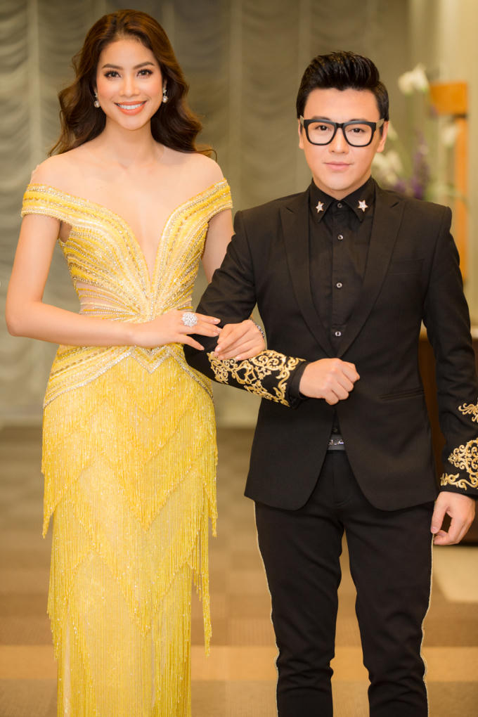 Phạm Hương bên ca sĩ Phan Anh.