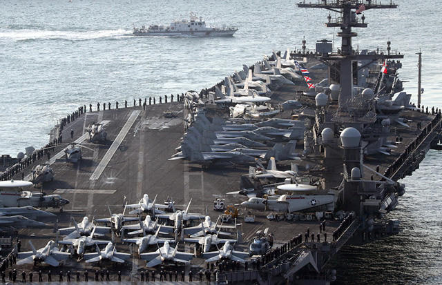 Tàu sân bay USS Carl Vinson là siêu tàu sân bay lớp Nimitz của Hải quân Mỹ. Tàu sân bay này được hạ thủy vào năm 1980 và được biên chế hai năm sau đó. Kể từ năm 2009, USS Carl Vinson trở thành tàu dẫn đầu của Nhóm tác chiến tàu sân bay 1 của Hải quân Mỹ. (Ảnh: Reuters)