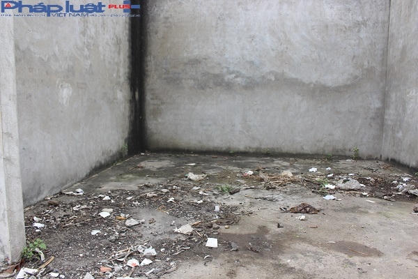 Rác được vứt khắp nơi phía công trình chưa được hoàn thiện.