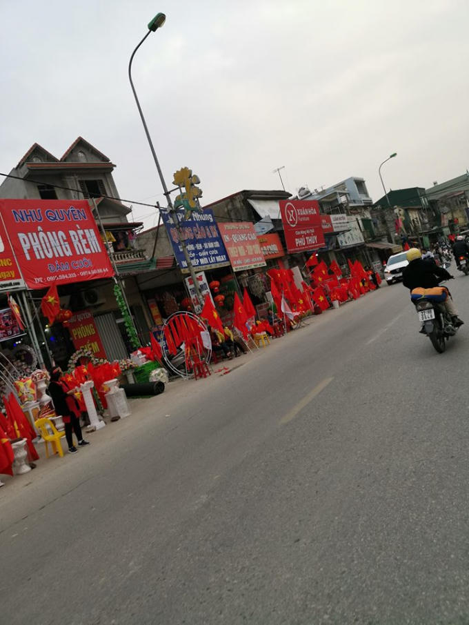 Khắp các tuyến phố với lá cờ đỏ sao vàng, người hâm mộ đang 'tiếp lửa" cho các cầu thủ.
