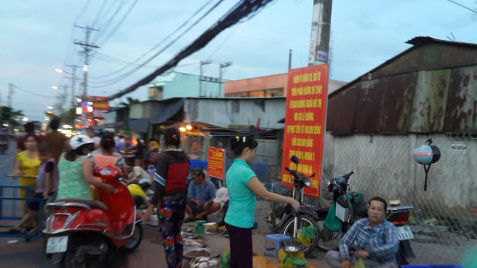 Việc lấn chiếm xảy ra hiên ngang bất chấp biển cấm ngay sau lưng.