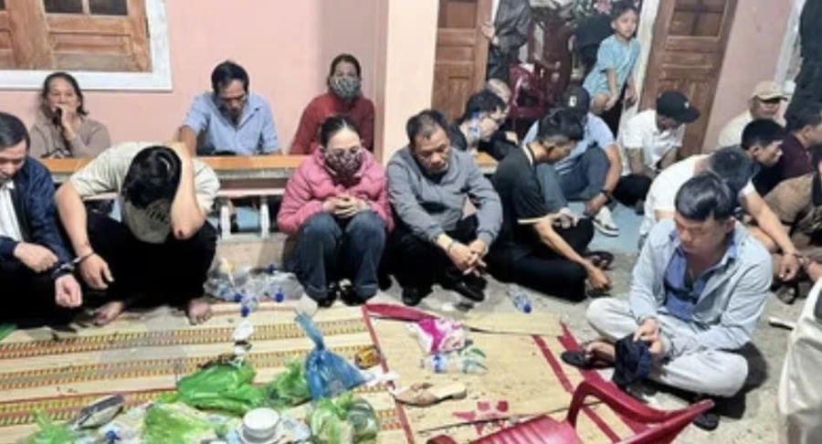 Các đối tượng và tang vật bị công an thu giữ. Ảnh: Công an tỉnh Quảng Ngãi