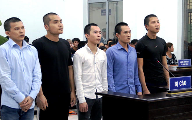 Bị cáo Luân (thứ hai từ trái sang) cùng 4 đồng phạm tại phiên tòa.