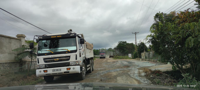 Những chiếc xe siêu trường, siêu trọng xếp hàng chờ lấy cao lanh chở về khu vực Đồng Nai, Bà Rịa – Vũng Tàu tiêu thụ