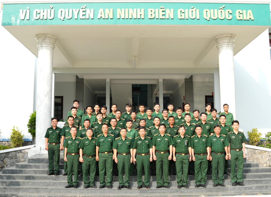 Thủ trưởng Ban Chỉ huy BĐBP tỉnh Cà Mau động viên, chụp ảnh lưu niệm cùng cán bộ, chiến sĩ thực hiện nhiệm vụ tăng cường.