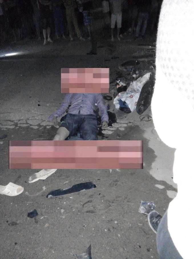 Vụ va chạm giữa 2 xe m&aacute;y ngược chiều đ&atilde; khiến 2 người tử vong tại chỗ, 3 người bị thương. (Nguồn: Bien19.biz).