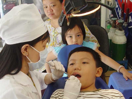 Nguy cơ bị mù mắt, tai biến do… nhổ răng