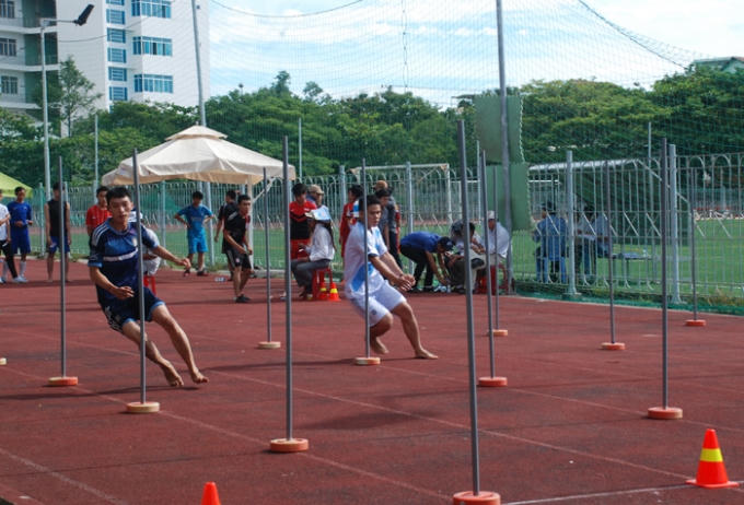 Chạy luồn cọc, một trong 3 nội dung phần thi năng khiếu của Trường Đại học TDTT Bắc Ninh
