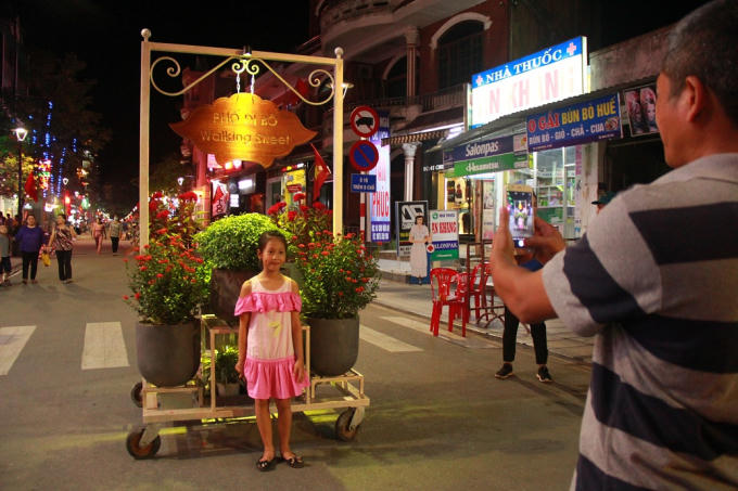 Nhiều gia đình cũng chọn đây là địa điểm dạo phố mới cho ngày cuối tuần và nơi lý tưởng để lưu giữ những hình ảnh đẹp.