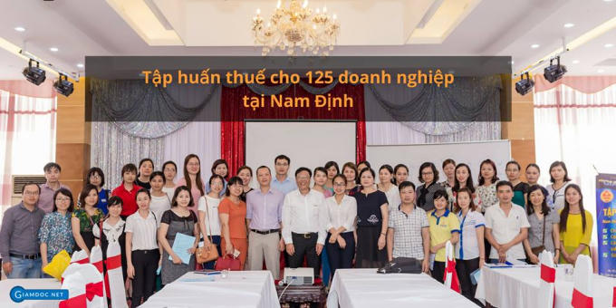 Chuyên gia và các học viên tại điểm tập huấn.