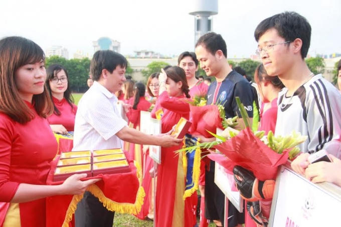 Trao hoa và quà lưu niệm cho các đội tham gia.