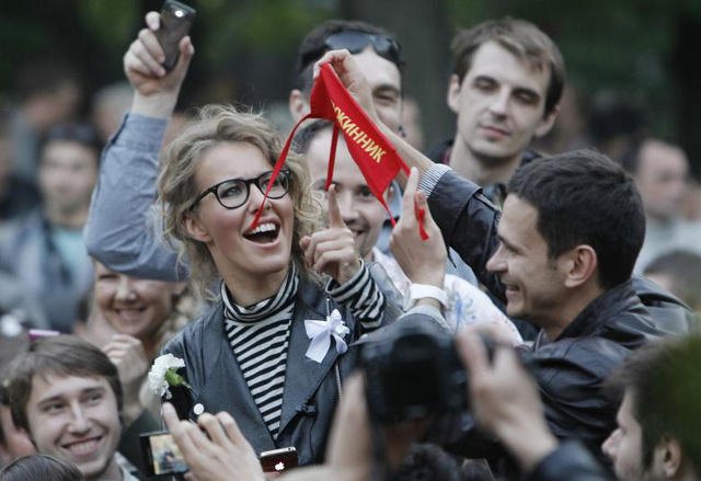 Không chỉ có cha là chính trị gia, mẹ của Ksenia Sobchak, bà Lyudmila Narusova, cũng là một nghị sĩ tại hạ viện Nga. Sau khi tốt nghiệp từ Đại học MGIMO danh tiếng ở Moscow, Ksenia Sobchak trở thành MC của chương trình truyền hình thực tế Dom 2 và nhanh chóng gặt hái được thành công sau đó.