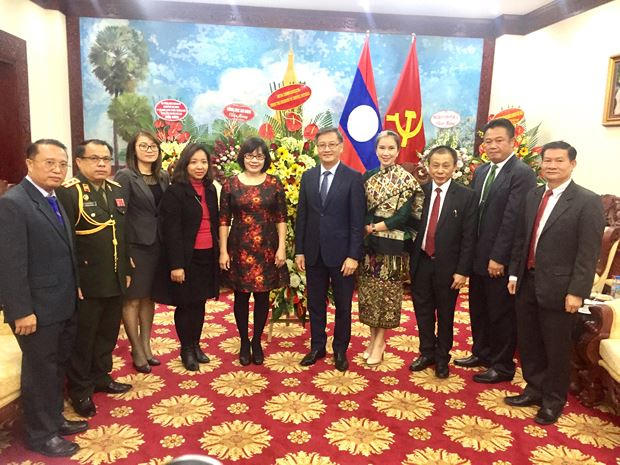 Đại sứ đặc mệnh toàn quyền Cộng hòa Dân chủ Nhân dân Lào Thongsavanh Phomvihane cùng các cán bộ Đại sứ quán đã thân mật tiếp Đoàn.