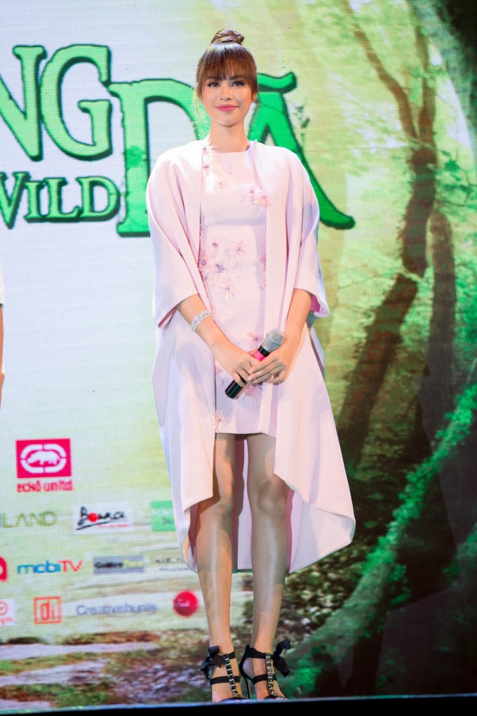 Bộ váy có phần nữ tính giúp hoa hậu Phạm Hương thay đổi hình tượng và trông cô xinh như búp bê.