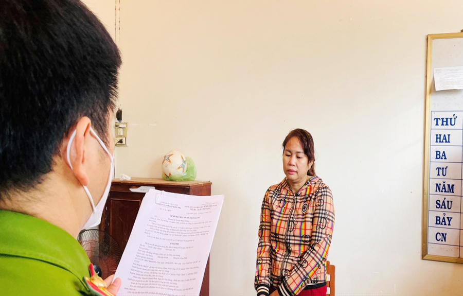 Cảnh sát đọc lệnh bắt tạm giam bà Trần Thị Vàng.