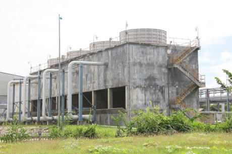 Nhà máy này là một trong 3 dự án nhiên liệu sinh học tiêu tốn hàng ngàn tỷ nhưng không phát huy hiệu quả. Theo kết luận thanh tra của Thanh tra Chính phủ (TTCP) mới đây, số tiền bỏ ra cho dự án ở Dung Quất hơn 2.100 tỷ đồng, vượt tổng mức đầu tư được duyệt hàng trăm tỷ. Ảnh: Vietnamnet.